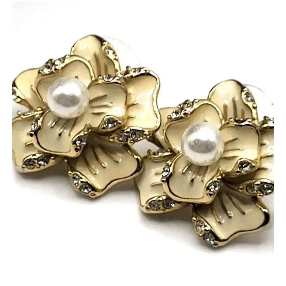Vintage Ivory Enamel Flower Stud Earrings 1in